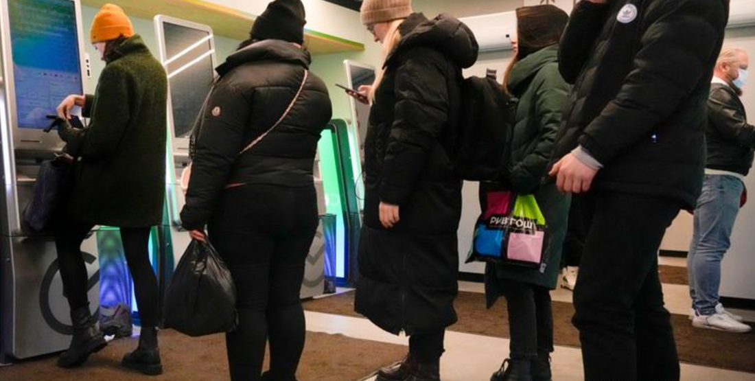 Ihmiset jonottavat pankkiautomaateille eri puolilla Suomea kuultuaan, että he ovat kaikki oikeutettuja tähän.